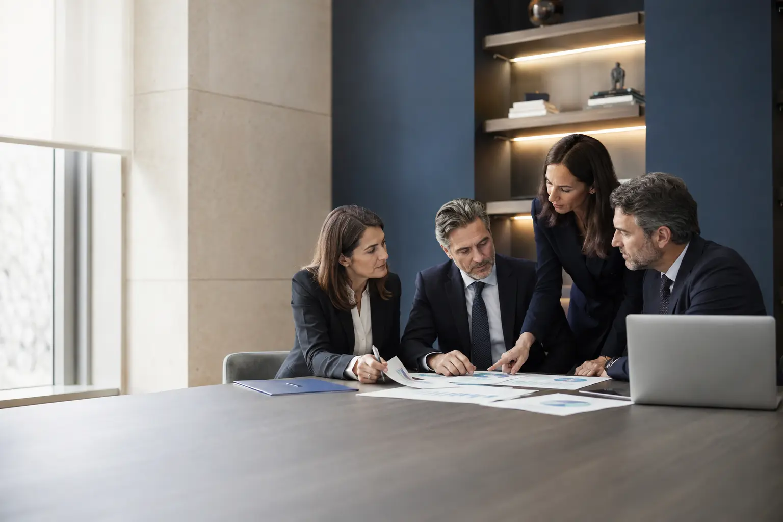 Equipo de peritos economistas revisando un informe económico